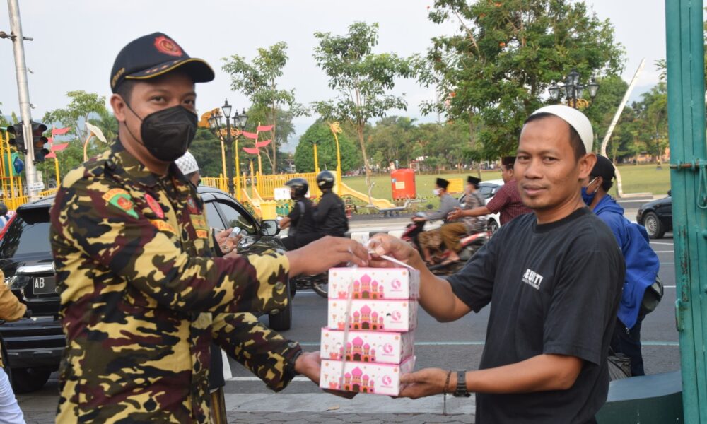 Bagi Bagi Menu Berbuka Puasa Ala Banser Kota Purworejo