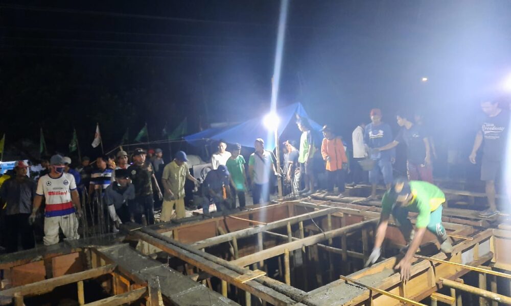 Semangat Membara, Warga Bener Gotong Royong Bangun Gedung NU