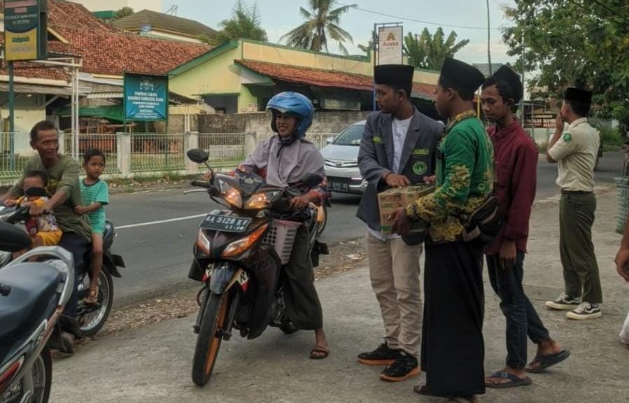 IPPNU Purworejo Bagi-bagi Takjil Gratis dan Buka Puasa Bersama